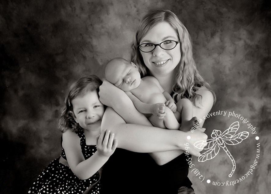 mother with newborn and sister photography